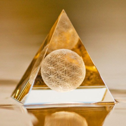 Pyramide de cristal Fleur de Vie