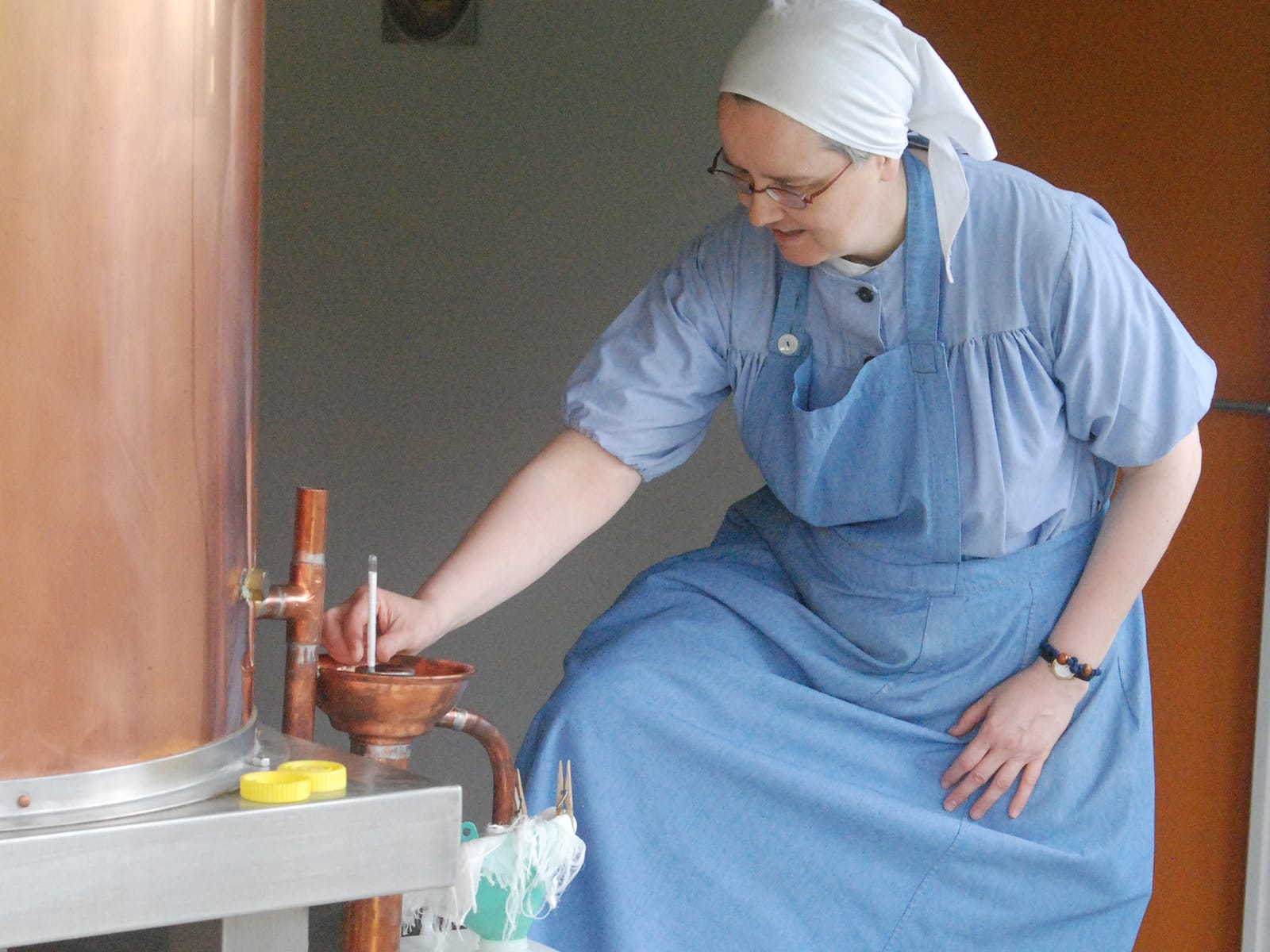 Distillation artisanale de L'Eau d'Émeraude par les bénédictines du Monastère Notre-Dame du Calvaire