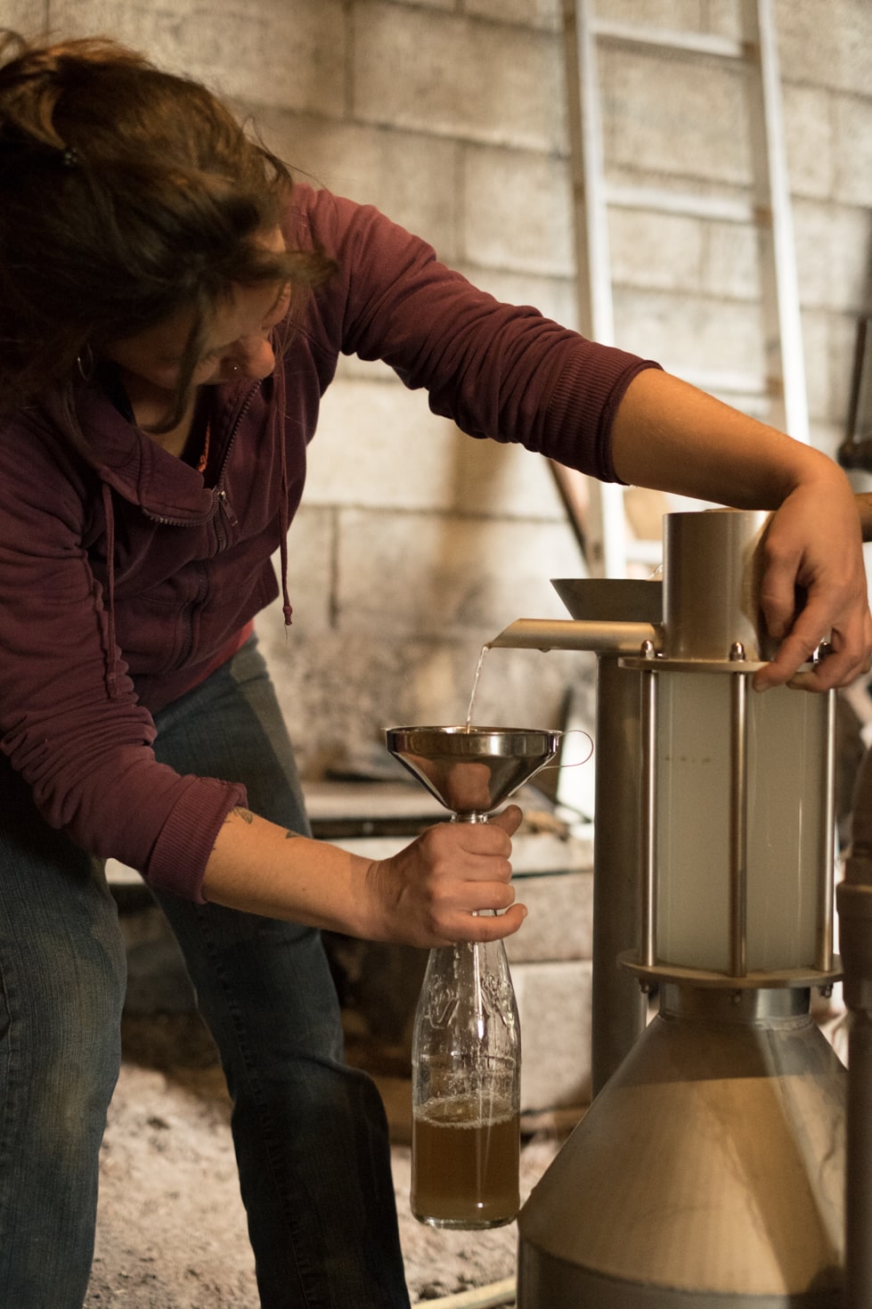 Élodie lors de la distillation artisanale de ses plantes dans l'Aveyron
