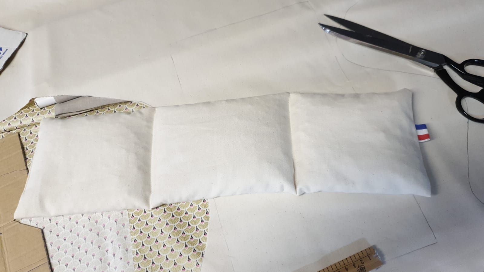 Confection de la bouillotte en noyaux de cerises ergonomique dans l'atelier Source Shop
