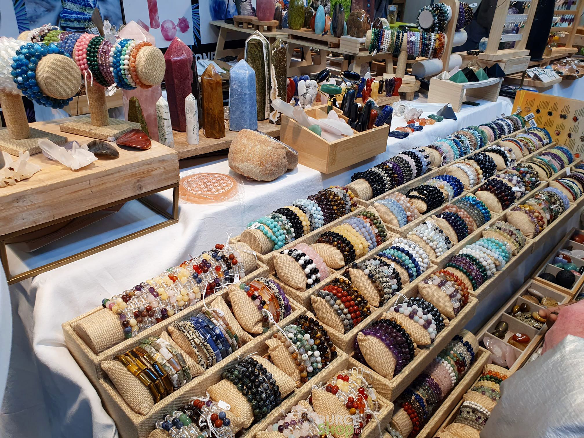 Stand de bracelets en pierres naturelles et minéraux au salon Bien-être & Médecine Douce à Eurexpo Lyon